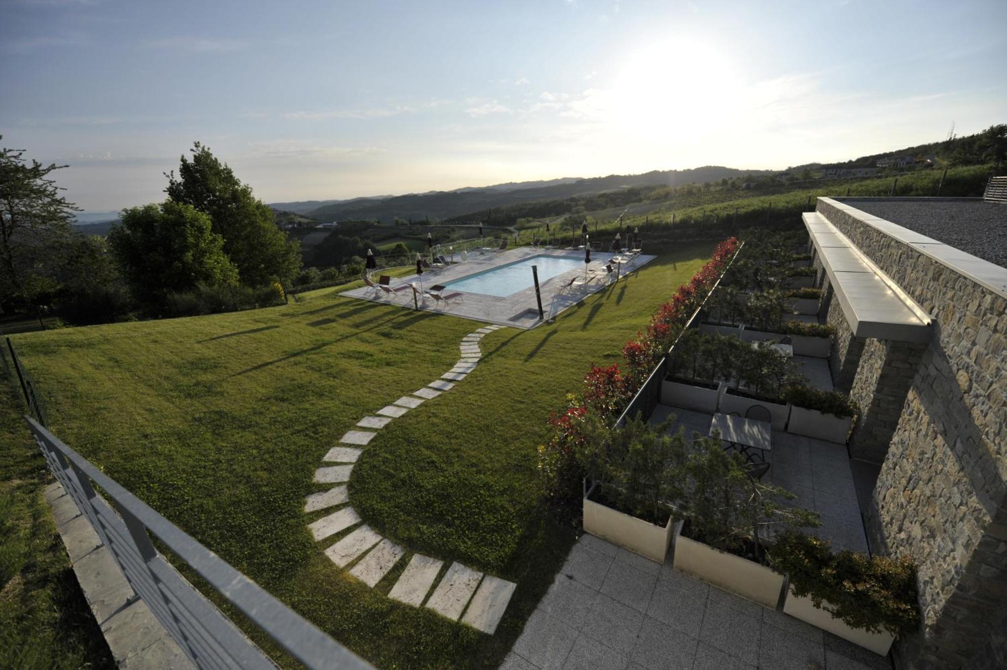 Ca' Del Lupo Hotel Montelupo Albese ภายนอก รูปภาพ