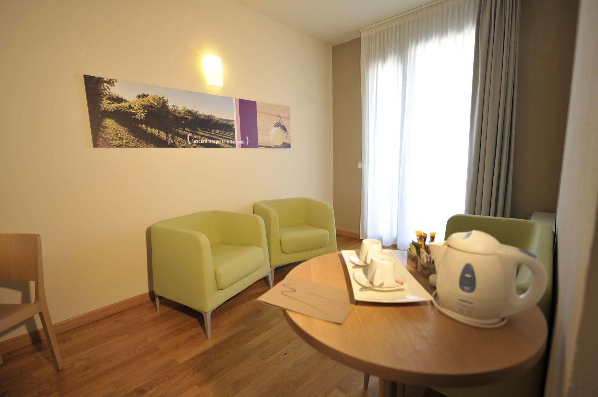 Ca' Del Lupo Hotel Montelupo Albese ภายนอก รูปภาพ