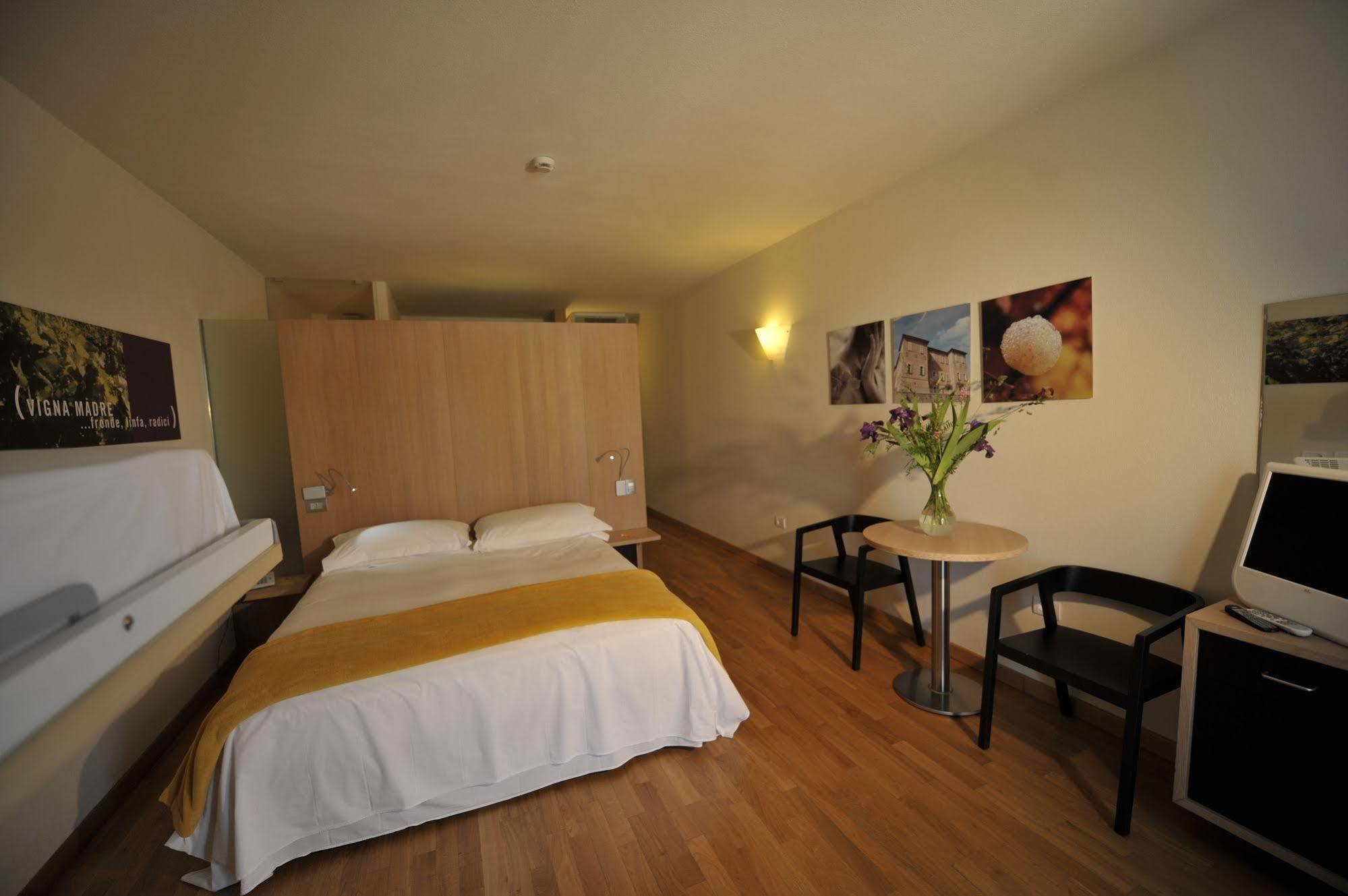 Ca' Del Lupo Hotel Montelupo Albese ภายนอก รูปภาพ