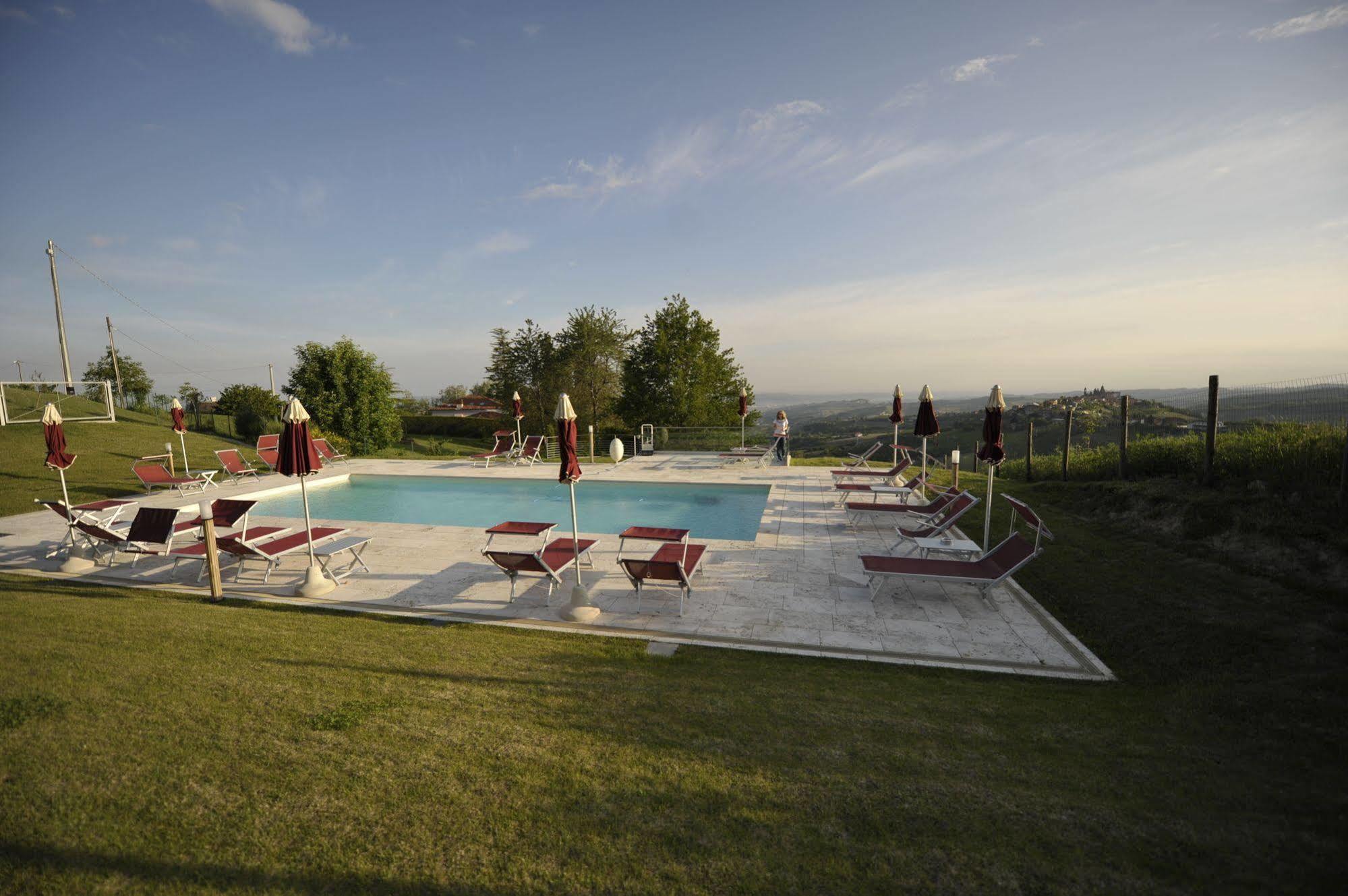 Ca' Del Lupo Hotel Montelupo Albese ภายนอก รูปภาพ
