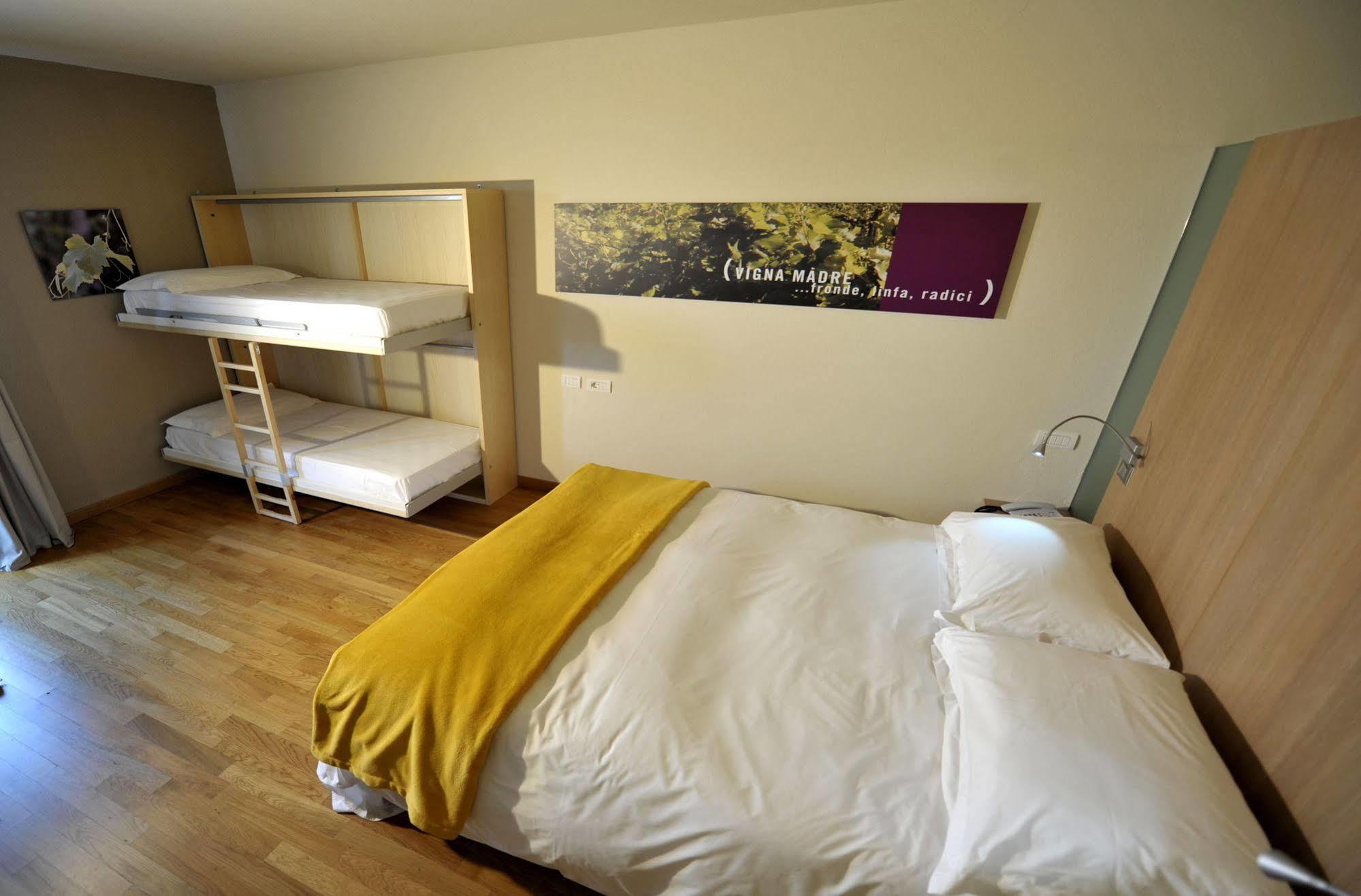 Ca' Del Lupo Hotel Montelupo Albese ภายนอก รูปภาพ